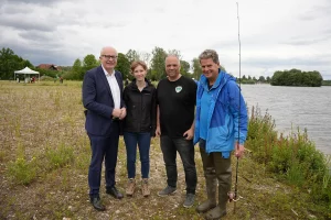 NRW angelt - Herr Bernhard Hoppe-Biermeyer (CDU-Landtagsabgeordneter), Uli Byyer (Präsident Fischereiverband NRW) Michael Silió-Funk(Präsident Landesverband Westfälischer Angelfischer e.V.) am Lippesee Paderborn - LWAF