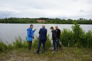 Lippesee "NRW angelt" - LWAF Uli Beyer erklärt Angelköder und Technik. CDU Landtagsabgeordneter Herr Hoppe-Biermeyer, Frau Saskia Rohrer oFB BezReg. Detmold, Michael Silió-Funk, Präsident LWAF